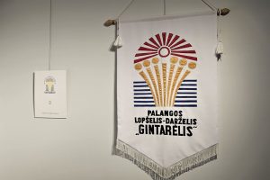 Lopšelio-darželio „Gintarėlis“ logotipas  menininkės Gražinos Oškinytės-Eimanavičienės  parodoje „Ženklai Palangai“