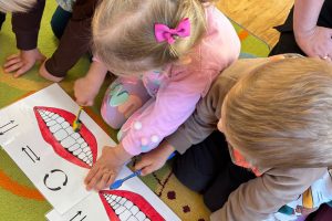 Edukacinius užsiėmimai apie burnos higieną ir dantukų priežiūrą